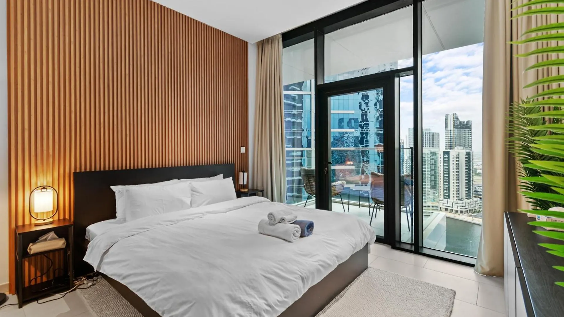 Waves - Chic High-Floor Studio Retreat With Canal Views Dubai Apartment