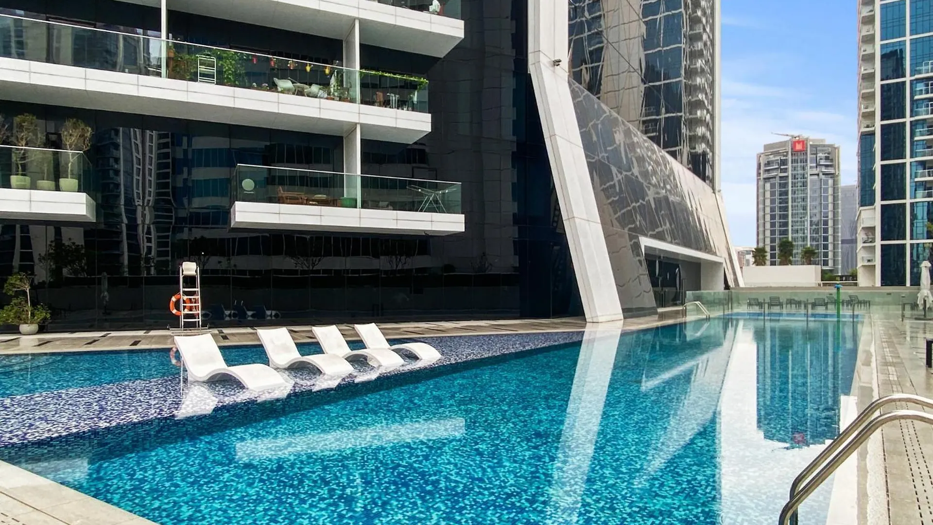 Waves - Chic High-Floor Studio Retreat With Canal Views Dubai
